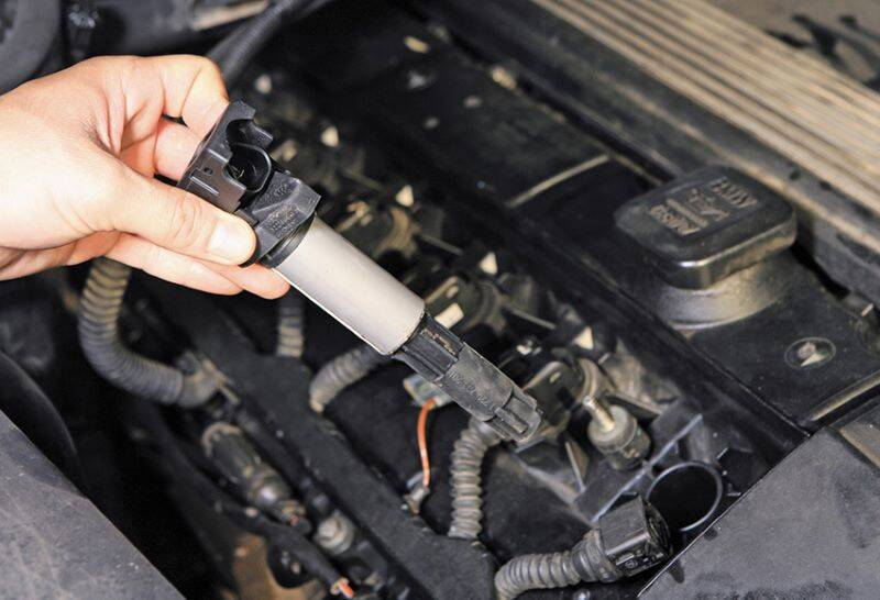 Khi bô bin đánh lửa gặp vấn đề sẽ kích hoạt xe báo lỗi đèn vàng