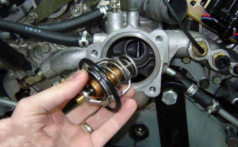 Lỗi van hằng nhiệt có thể khiến  xe báo lỗi đèn vàng